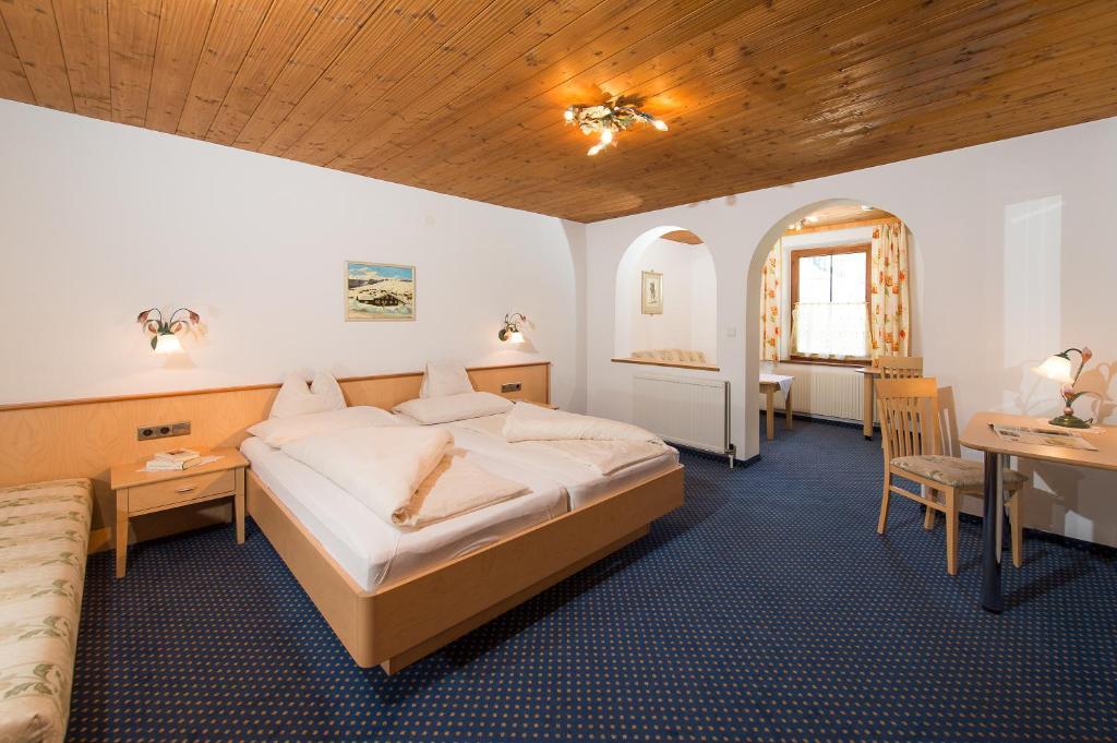 Gasthaus & Pension Alphorn Lech am Arlberg Room photo